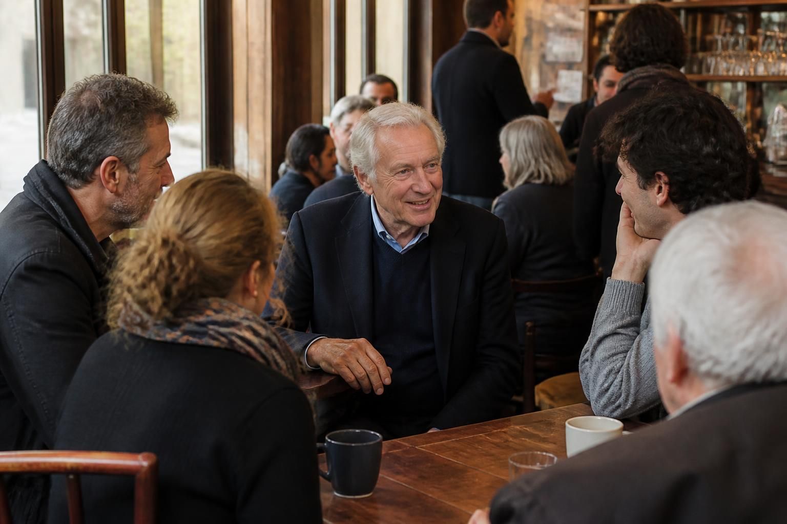découvrez la visite de dominique de villepin à saint-étienne et ses échanges conviviaux au café humaniste du bar le jean jaurès, un moment de partage et de dialogue.