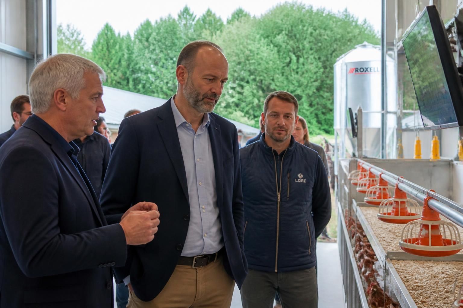 édouard philippe visite une exploitation avicole innovante à saint-cyr-sur-menthon (ain), découvrant les avancées technologiques et les pratiques durables du secteur.