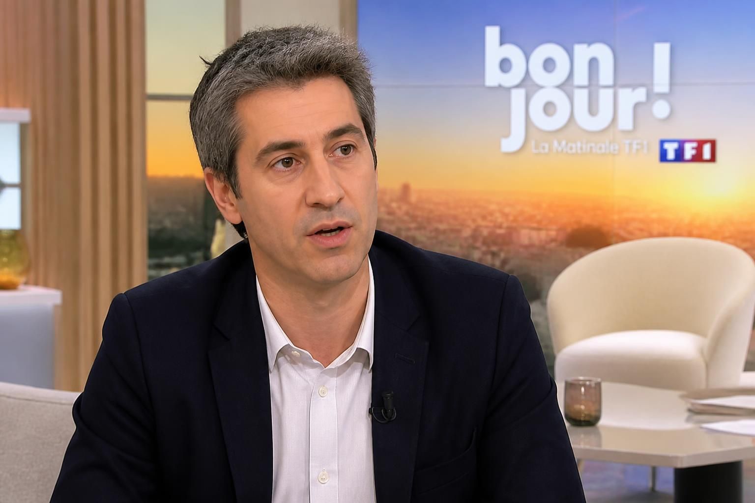 François Ruffin invité sur le plateau de l’émission « Bonjour! » de TF1 découvrez l'interview exclusive de françois ruffin dans l'émission « bonjour! » sur tf1, où il partage ses opinions et actualités.