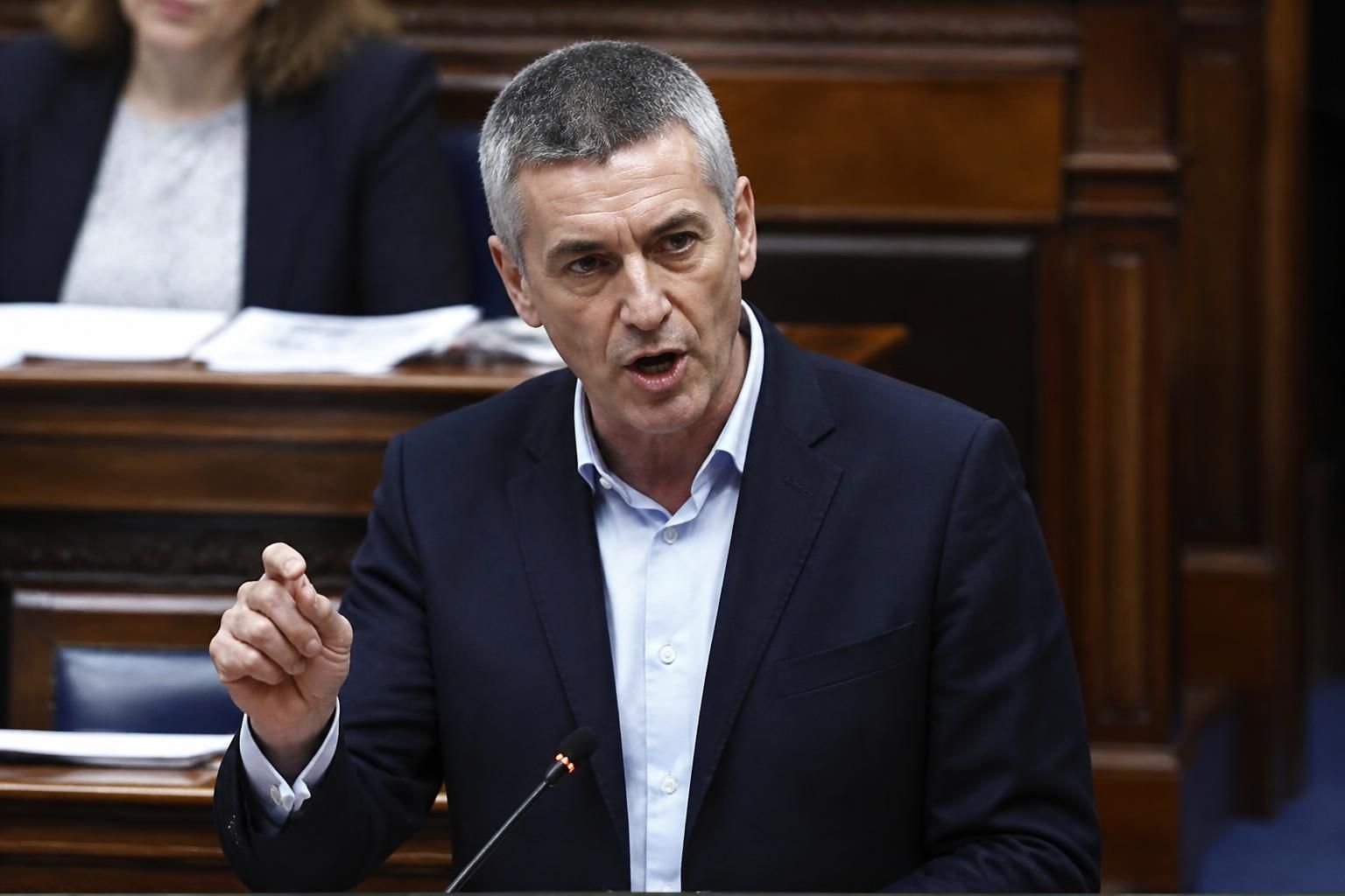 pat sheehan, député du sinn féin en irlande du nord, appelle à un référendum prioritaire sur la réunification, soulignant l'importance de cette démarche politique pour l'avenir de la région.