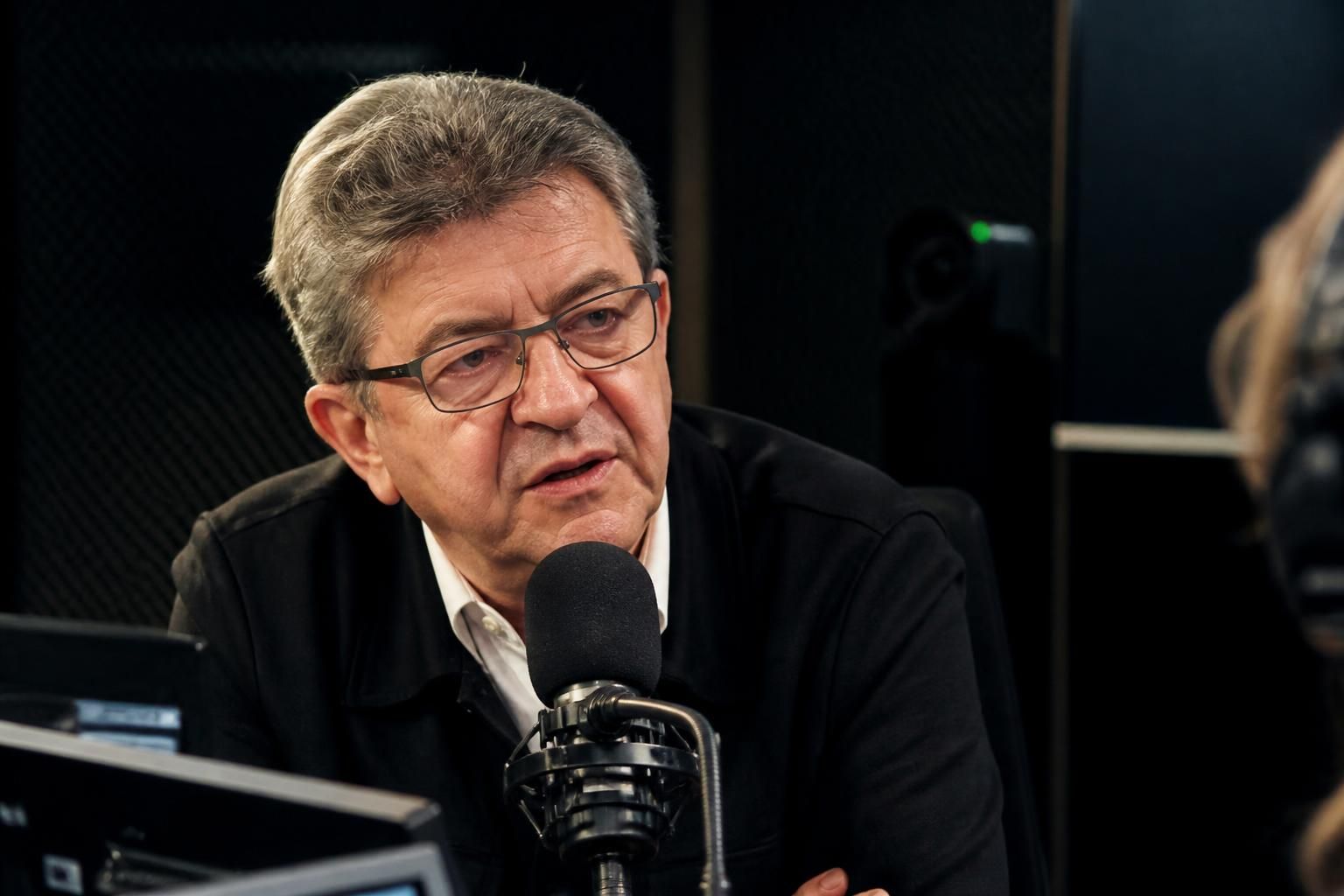 découvrez l'entretien exclusif de jean-luc mélenchon sur les ondes de radio nova, où il partage ses idées et perspectives politiques actuelles.