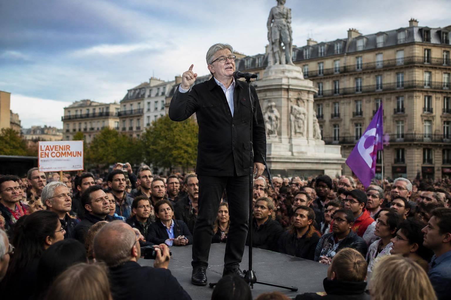 Jean-Luc Mélenchon en meeting : Discours passionné place Victor-Hugo à Saint-Denis revivez le meeting vibrant de jean-luc mélenchon place victor-hugo à saint-denis avec un discours passionné qui a rassemblé ses soutiens.