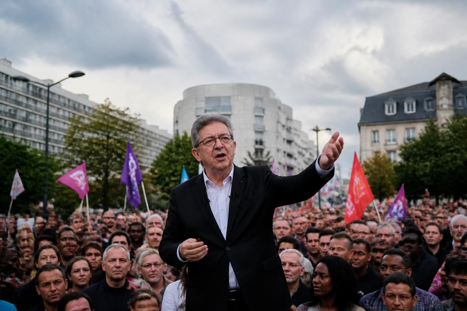 retrouvez le discours passionné de jean-luc mélenchon lors de son meeting enflammé place victor-hugo à saint-denis, un moment fort de mobilisation politique.