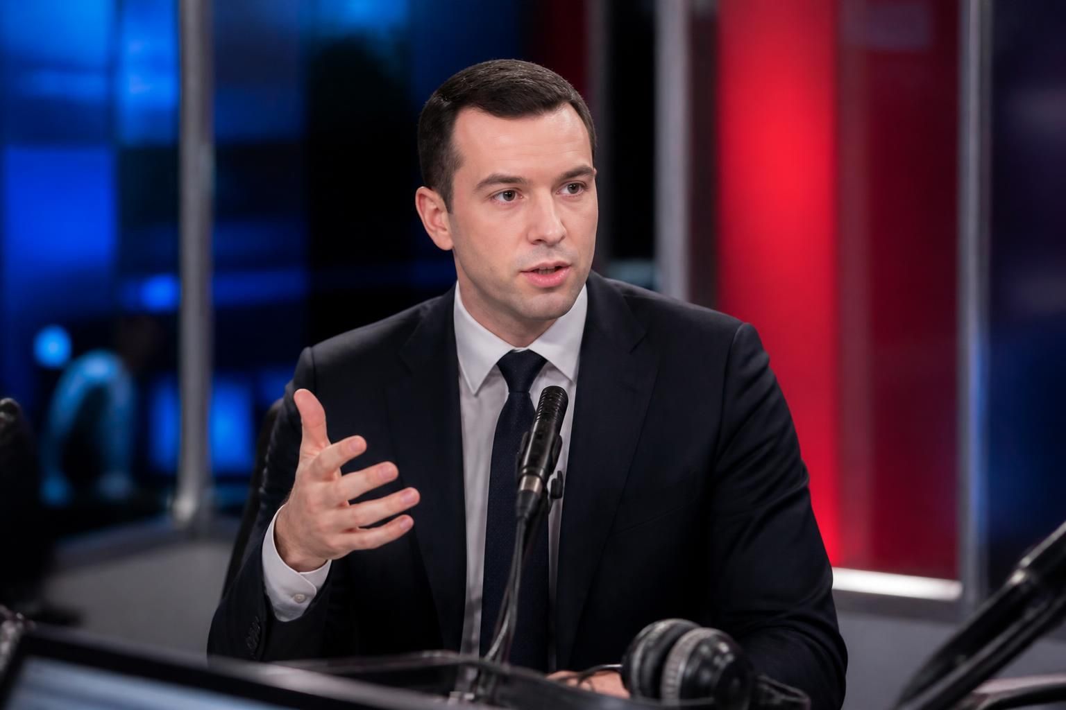découvrez l'interview exclusive de jordan bardella lors de la matinale sur bfmtv et rmc, où il s'exprime sur les enjeux politiques actuels.