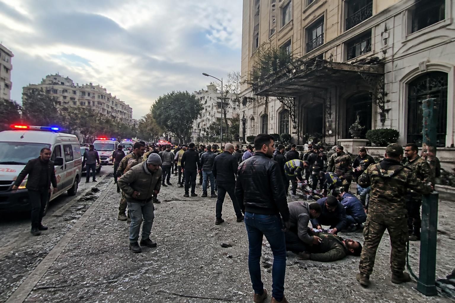 Macron en Syrie : Deux explosions près de l’hôtel de Damas où il séjourne font un mort et 36 blessés deux explosions près de l'hôtel où séjourne macron à damas font un mort et 36 blessés, suscitant l'inquiétude sur la sécurité lors de sa visite en syrie.
