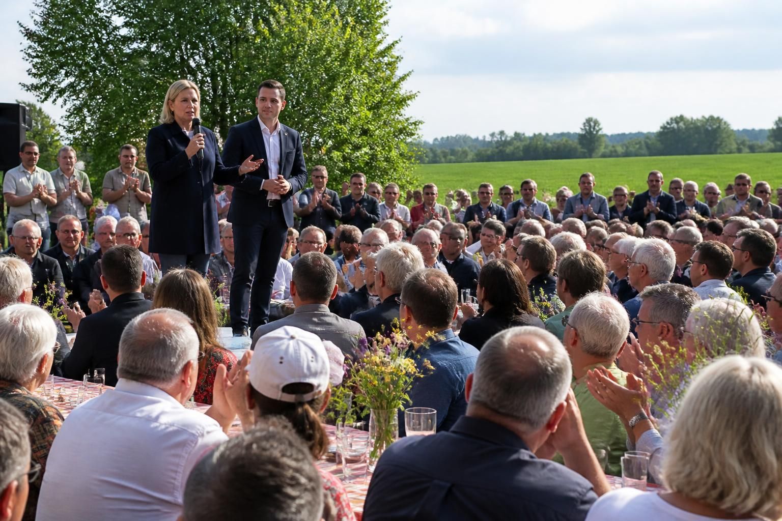 marine le pen et jordan bardella rassemblent près d'un millier de militants lors d'un banquet champêtre engagé à liévin (pas-de-calais), marquant l'événement par des discours forts et mobilisateurs.