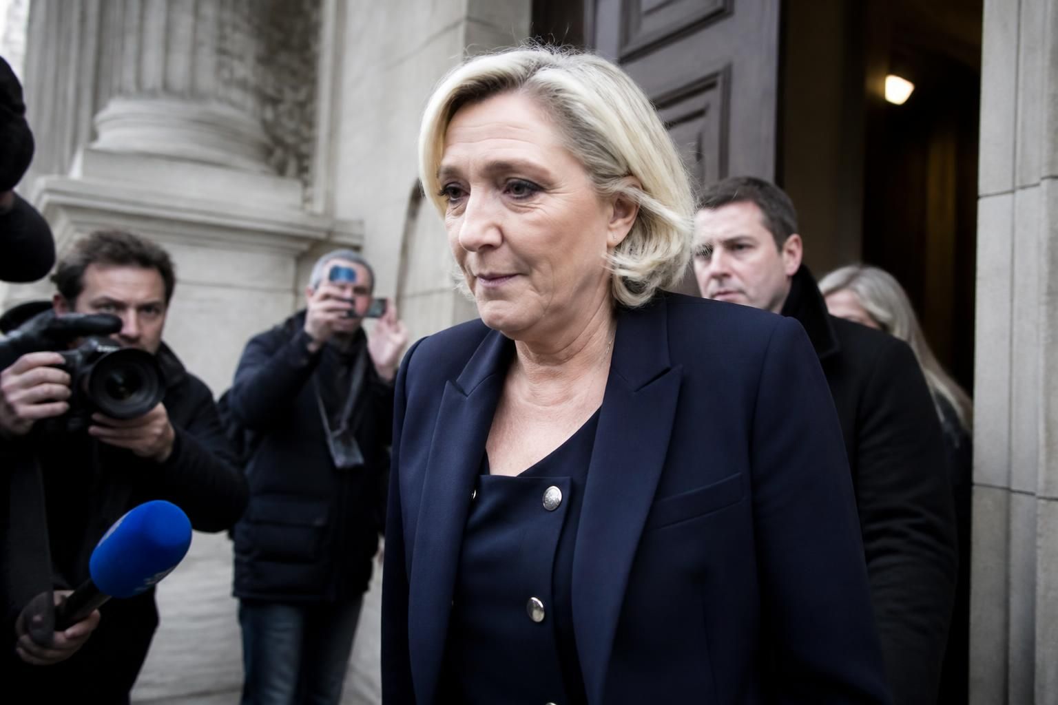 marine le pen quitte la cour d'appel de paris sans commentaire. la décision concernant sa candidature sera annoncée lors du jt de 20h sur tf1, selon une dépêche afp.