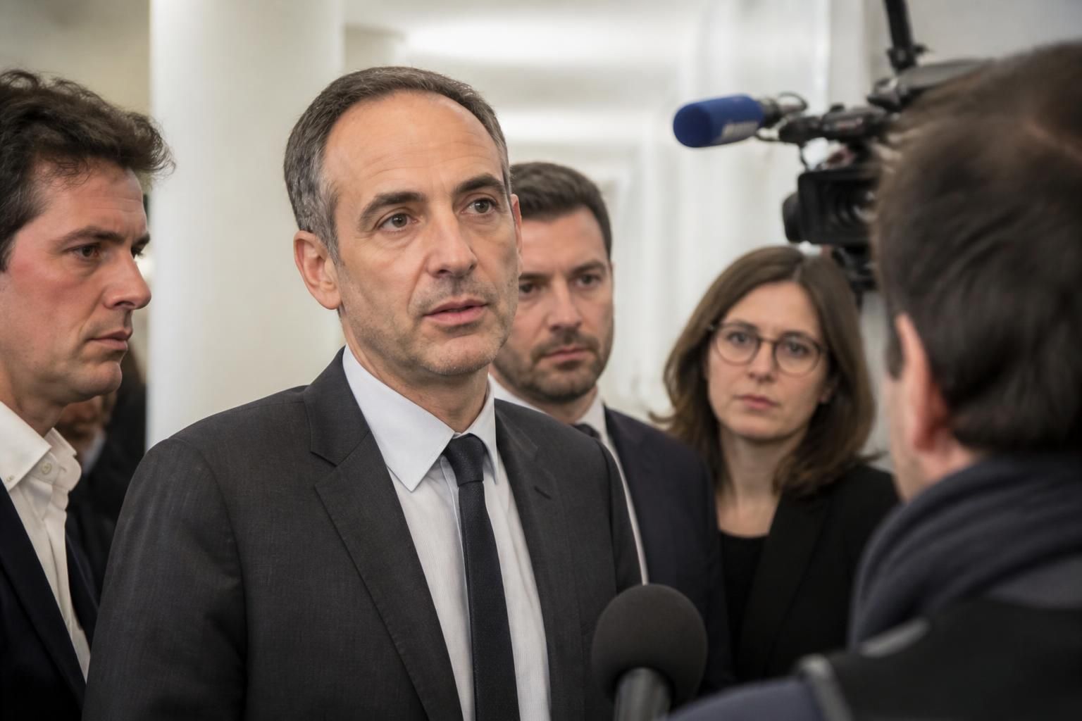 découvrez les déclarations exclusives de l'entourage de raphaël glucksmann sur franceinfo, accompagnées d'un communiqué officiel de place publique.