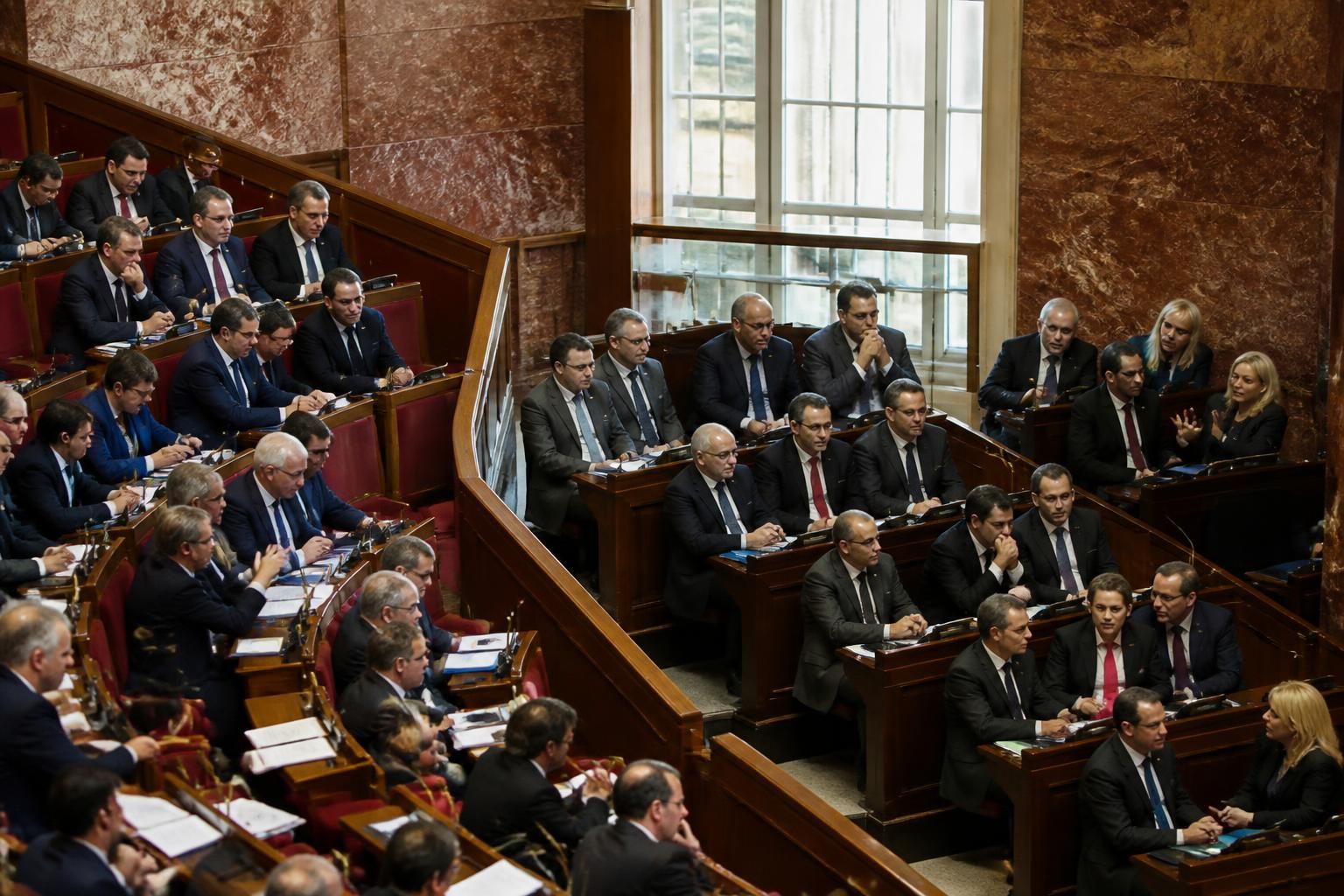 analyse des positions respectives de la macronie, de la droite et de l'extrême droite à l'assemblée nationale pour mieux comprendre les véritables frontières politiques.