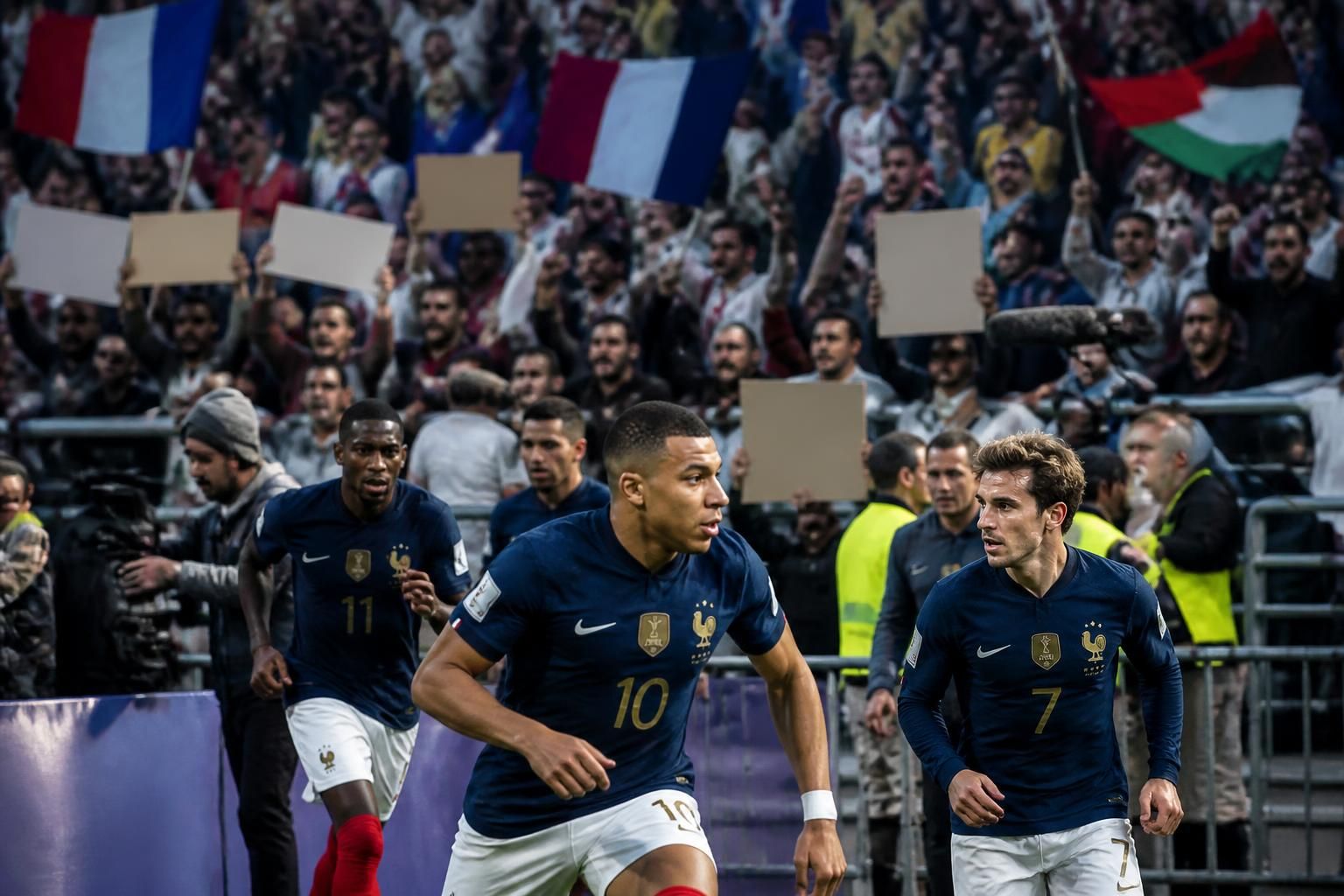 découvrez comment l'équipe de france de football en coupe du monde transcende le sport pour devenir un symbole politique, mêlant passion sportive et enjeux sociétaux.