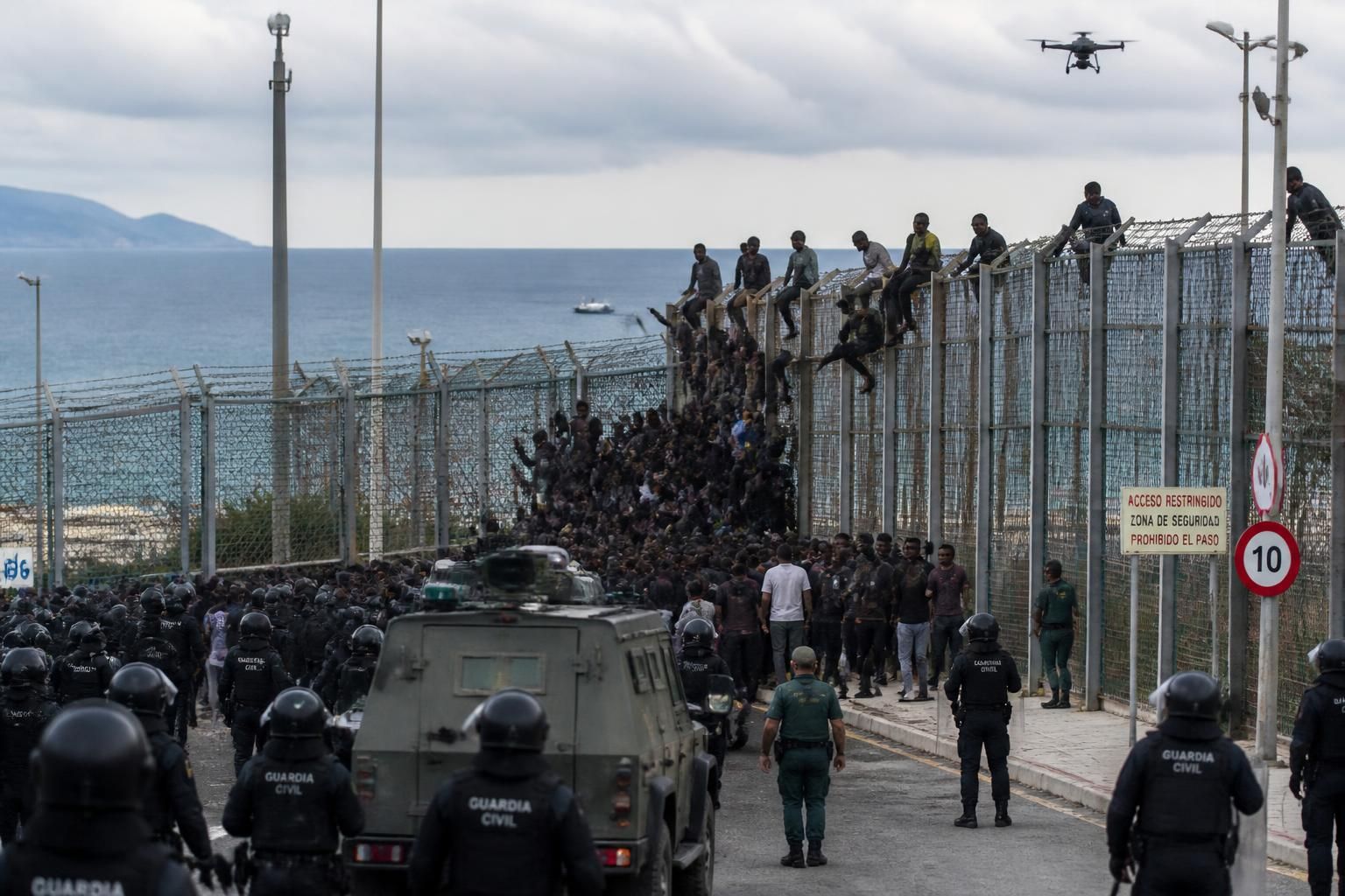 Crise migratoire à Ceuta : un défi stratégique pour l’Espagne ? analyse de la crise migratoire à ceuta et de ses implications stratégiques pour l'espagne, entre enjeux humanitaires et sécurité nationale.