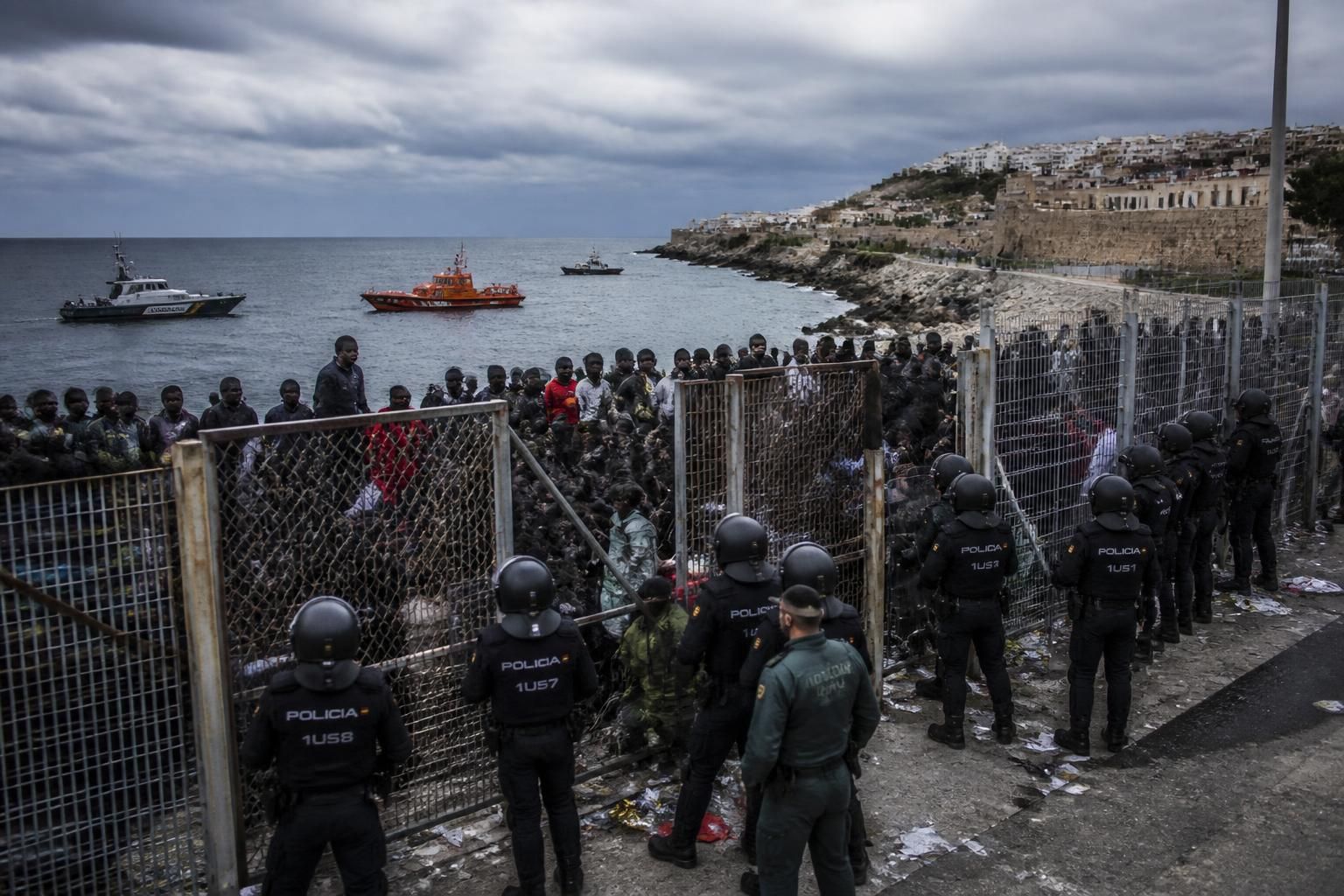 découvrez comment la crise de ceuta en espagne relance les débats cruciaux sur les frontières de l'europe et leurs implications géopolitiques.