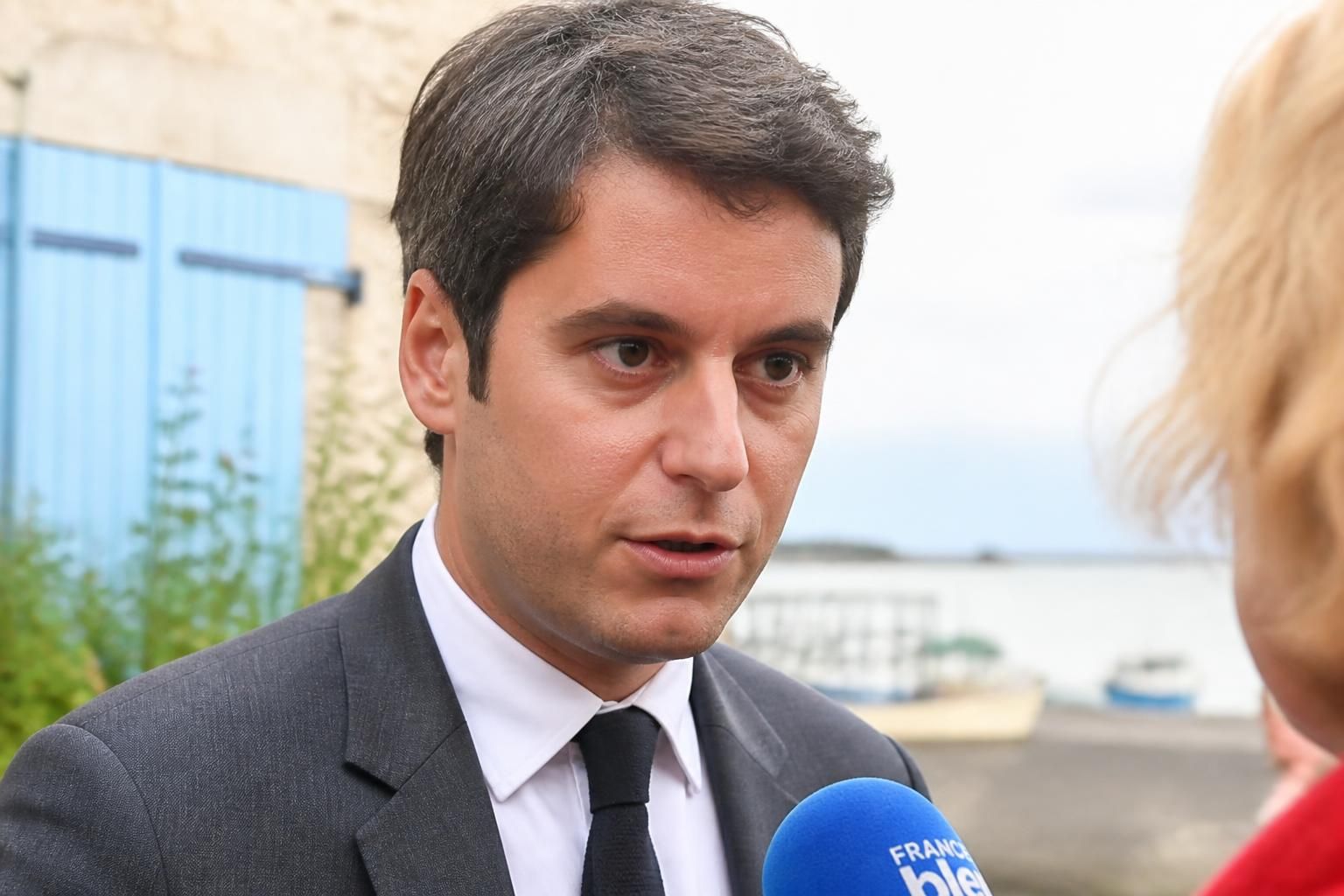 découvrez la visite thématique de gabriel attal en vendée et son interview exclusive au figaro, offrant un aperçu unique de ses engagements et initiatives.