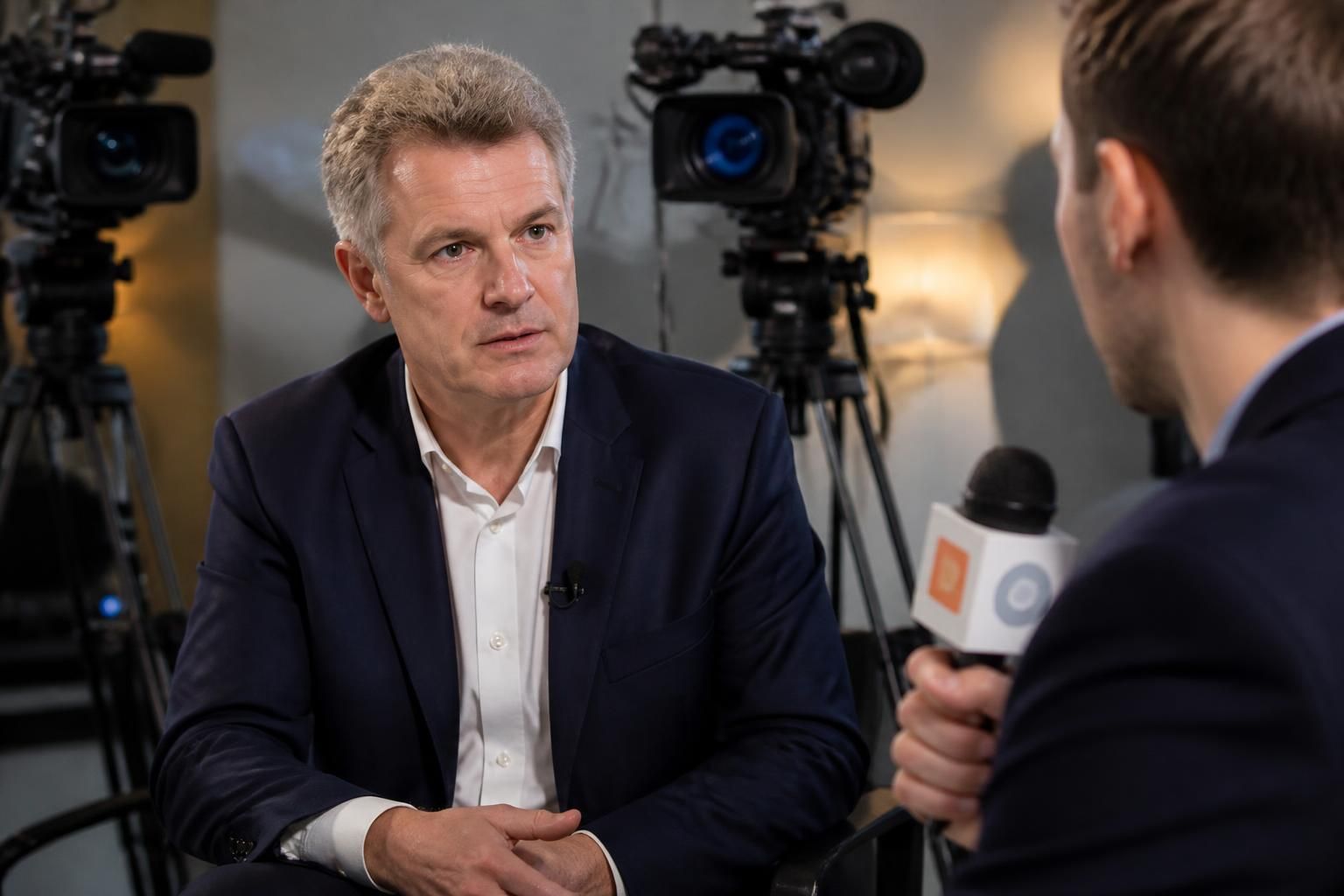 découvrez l'interview exclusive de fabien roussel, avec une analyse approfondie de ses prises de parole relayées par orange actualités et 6medias.