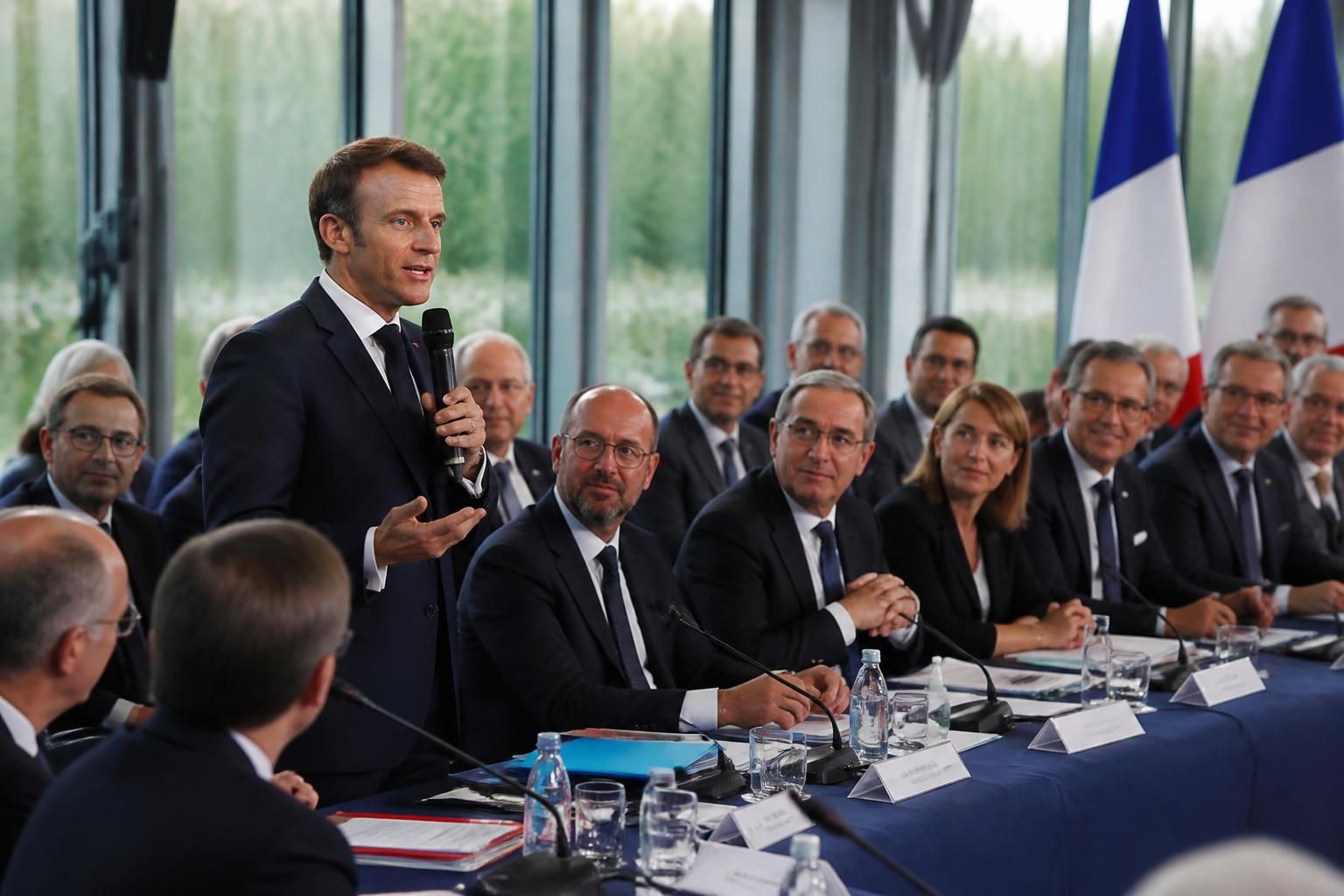 découvrez comment le coup d'envoi de la présidentielle a été donné en présence des dirigeants du medef, marquant le début officiel de la campagne présidentielle.