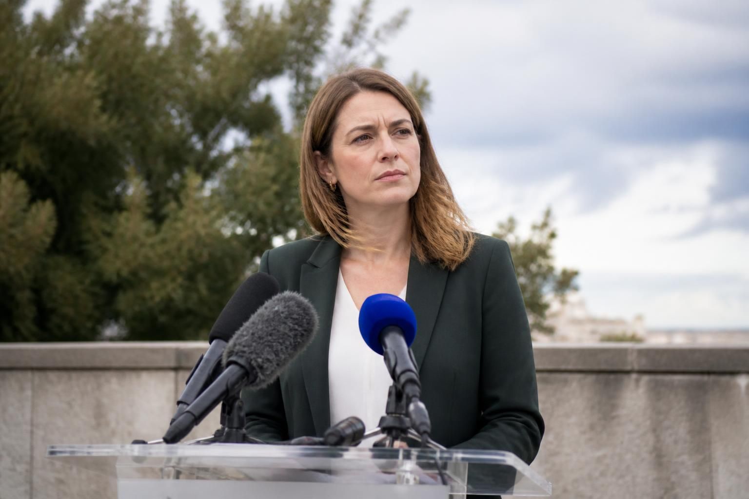 marine tondelier publie un communiqué et organise une conférence de presse sur le climat, adressant une requête importante à emmanuel macron pour accélérer les actions environnementales.