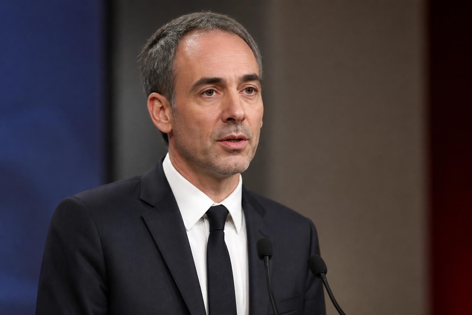 découvrez les premiers éléments du programme politique de raphaël glucksmann dévoilés dans un communiqué relayé par lcp, offrant un aperçu de ses engagements et propositions.