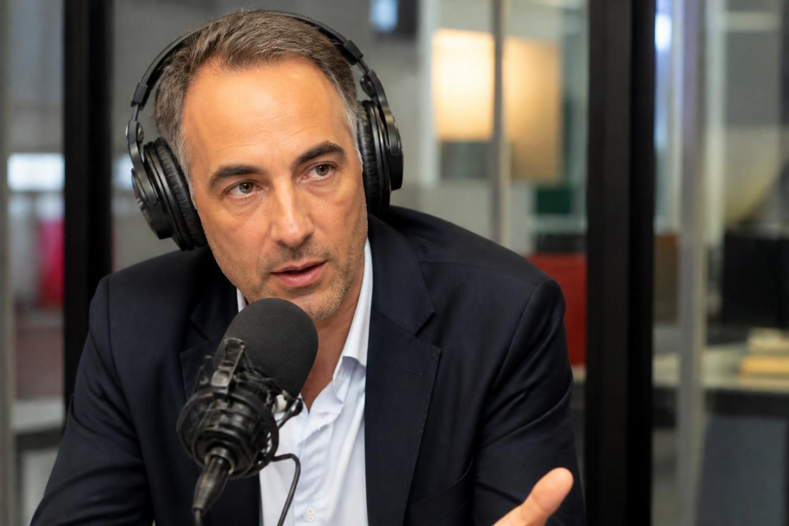 découvrez l'interview exclusive de raphaël glucksmann dans la matinale rtl, un rendez-vous reporté par l'afp via orange, pour une analyse approfondie de ses propos.