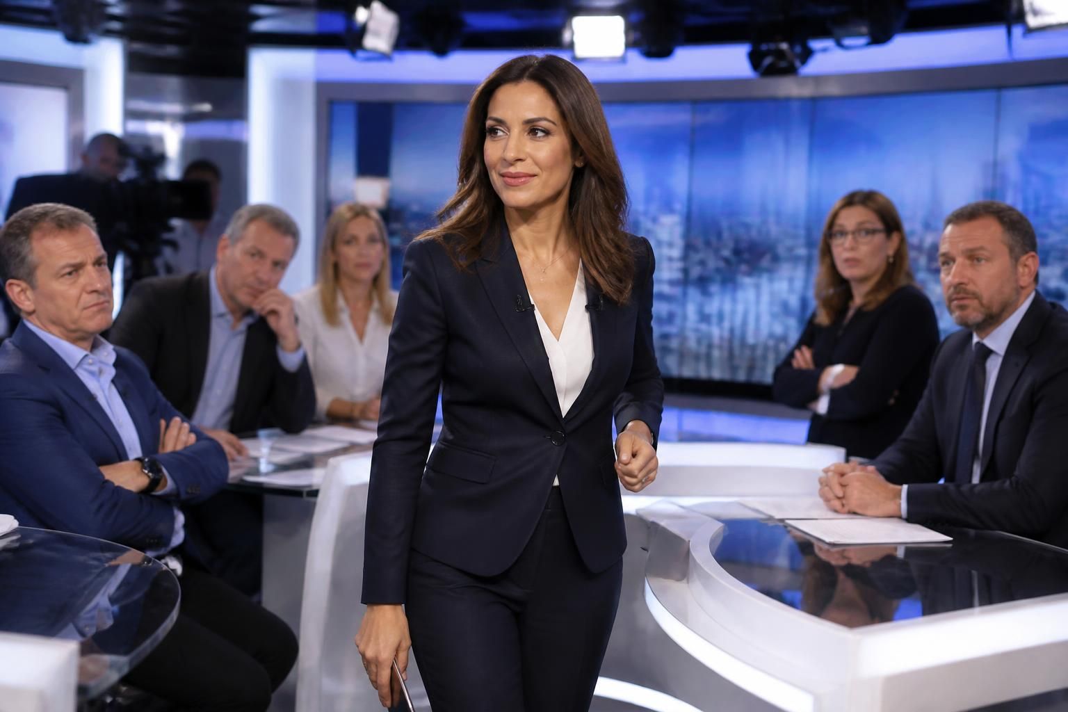 découvrez l'arrivée de sonia mabrouk sur bfmtv, où son style à la cnews bouleverse les habitudes et crée des tensions parmi les journalistes.