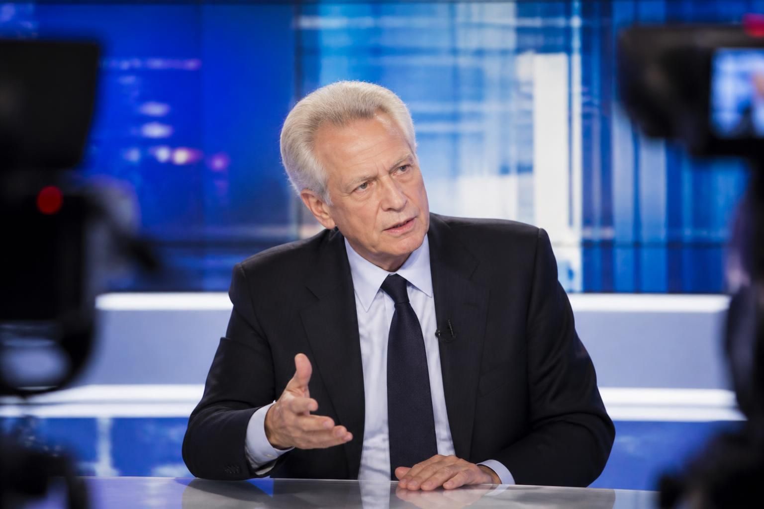 regardez dominique de villepin en direct sur le plateau télévisé de bfmtv avec une couverture complète et une reprise par orange actualités.