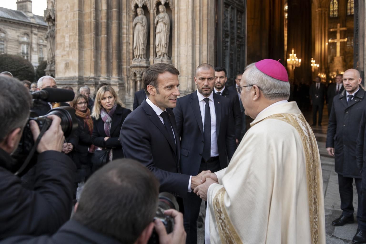 emmanuel macron est finalement attendu à une messe à metz. sa présence relance le débat sur la laïcité et la place du président dans les cérémonies religieuses.