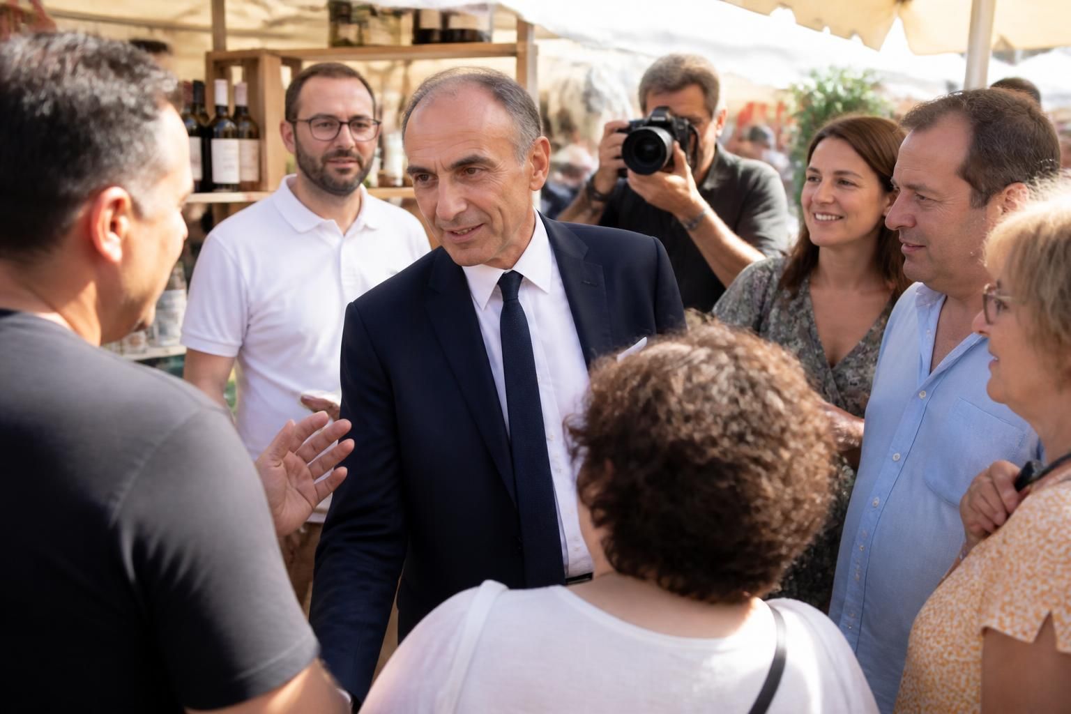 découvrez les échanges et déclarations d'éric zemmour lors de sa visite à la foire de châlons-en-champagne, rapportés par l'afp.