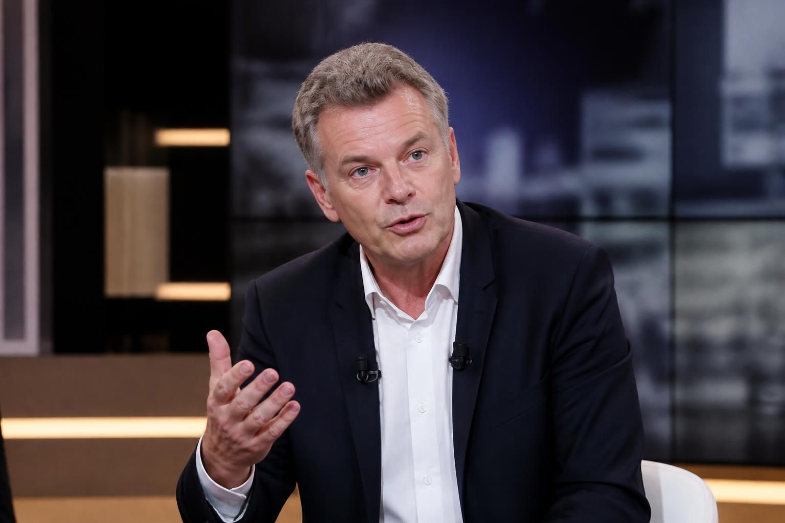 découvrez les déclarations de fabien roussel lors de son intervention sur le plateau de lci, reprises par orange actualités et 6medias.