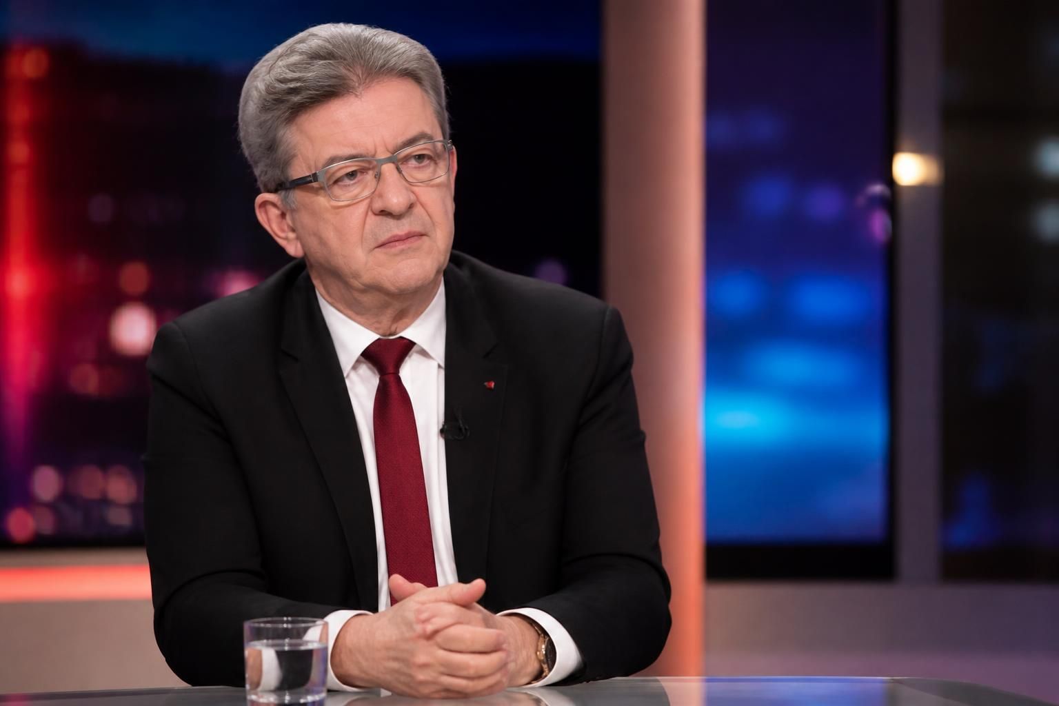 découvrez l'intervention de jean-luc mélenchon en direct sur le plateau du journal de 20 heures de tf1, analysant les enjeux politiques actuels.