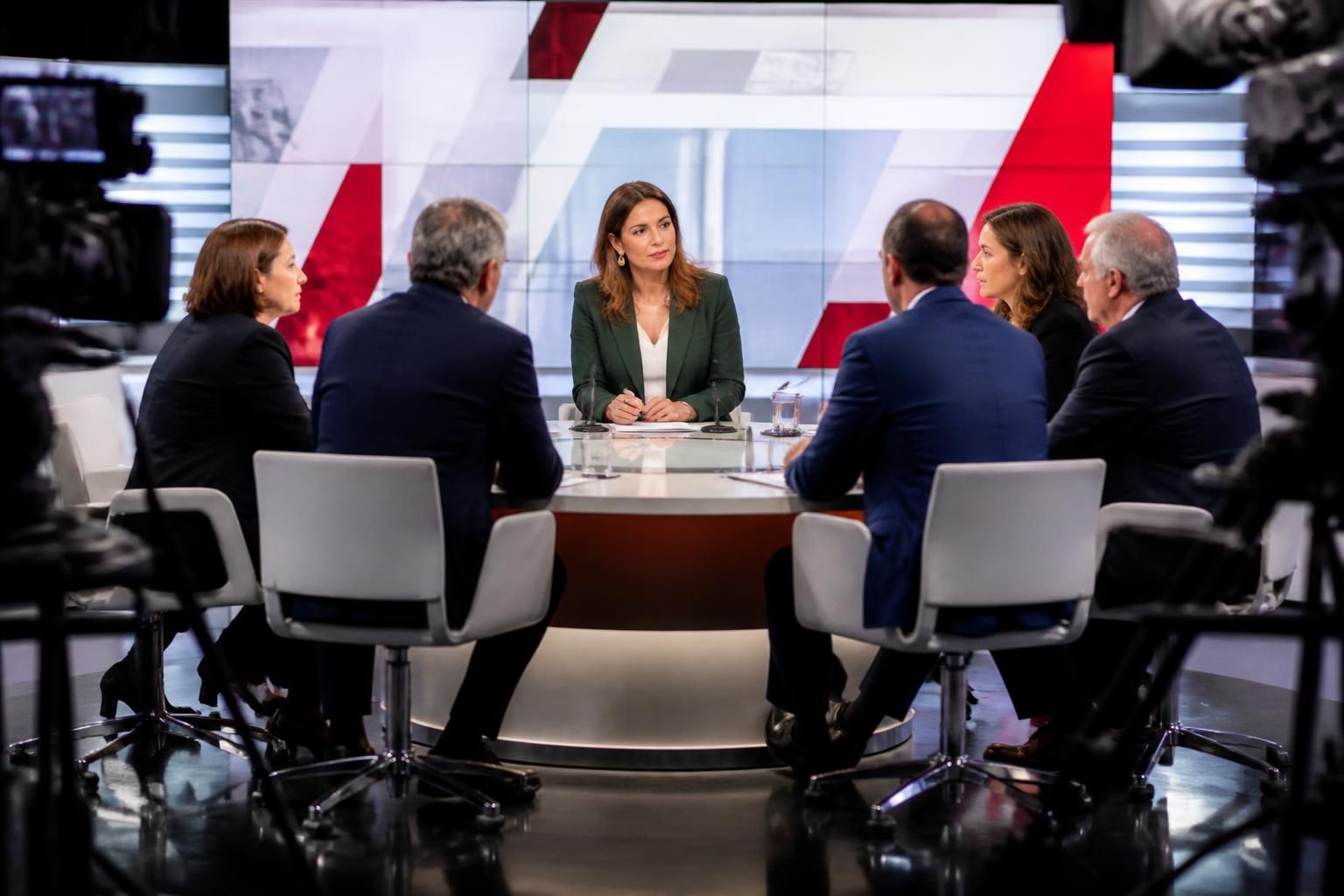 découvrez marine tondelier à la une dans des débats exclusifs sur le plateau tv du grand jury rtl, le figaro, public sénat et m6, analysant les enjeux politiques actuels.