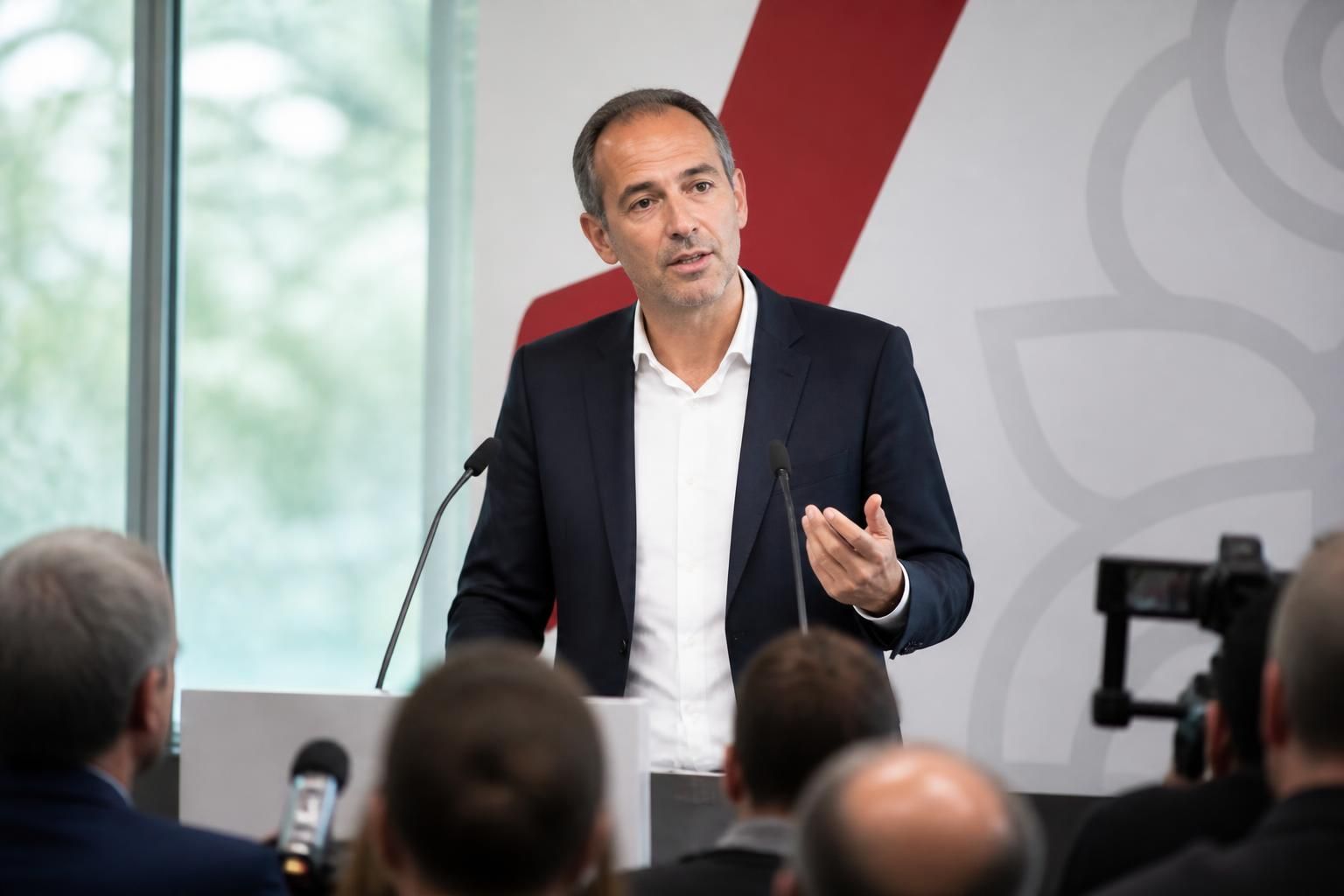 découvrez le point presse exclusif de raphaël glucksmann au campus du parti socialiste à blois, un moment clé pour comprendre ses idées et engagements politiques.