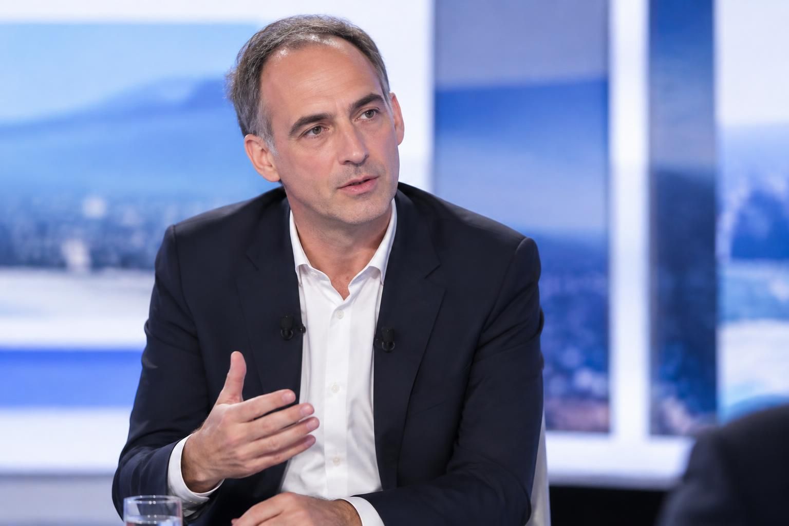 raphaël glucksmann répond aux questions sur le plateau de franceinfo, lundi 21 septembre 2026. retrouvez les temps forts de son intervention.