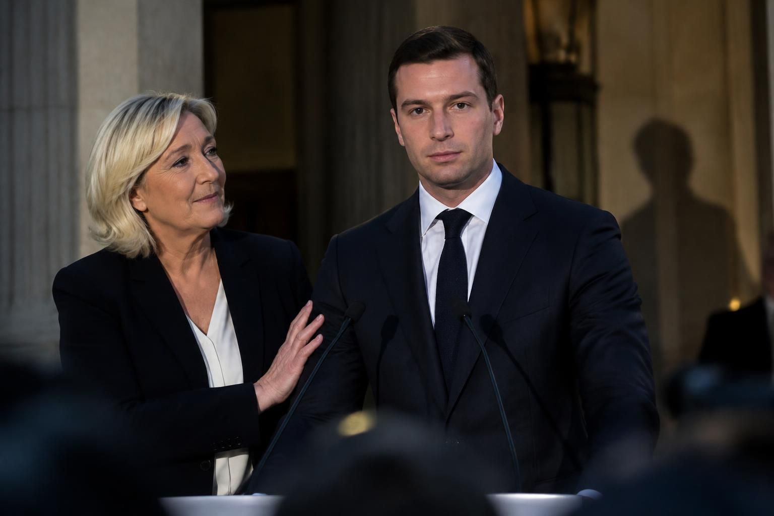face aux interrogations et aux zones d’ombre liées à l’antisémitisme, marine le pen réaffirme son soutien à jordan bardella.